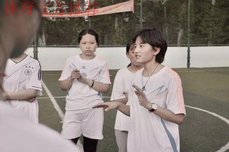 新华社：女队长率领男足出征比赛！这姑娘真的太帅了